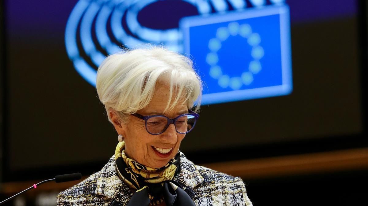 La presidenta del BCE, Christine Lagarde, en el pleno del Parlamento Europeo, este lunes. (Photo by Olivier Matthys POOL AFP) La presidenta del BCE, Christine Lagarde, en el pleno del Parlamento Europeo, este lunes. (Photo by Olivier Matthys POOL AFP)