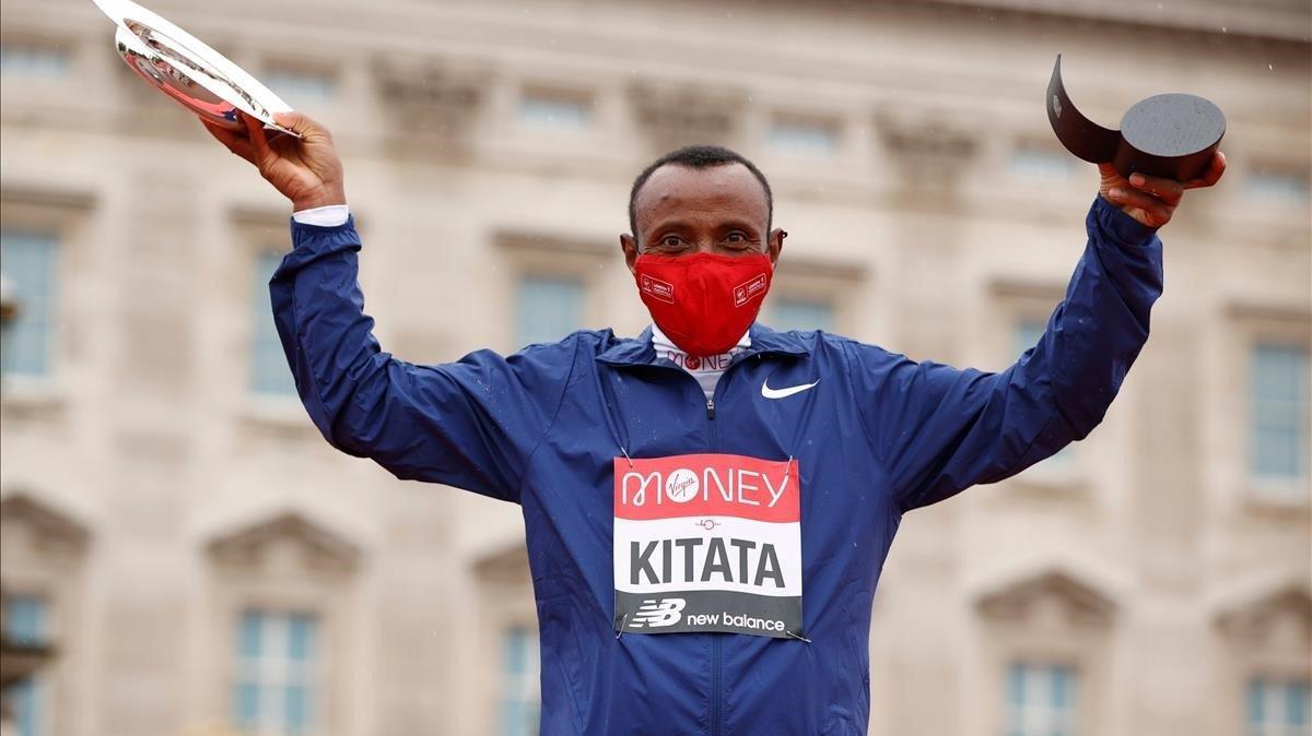 El etíope Kitata festeja su triunfo en Londres.