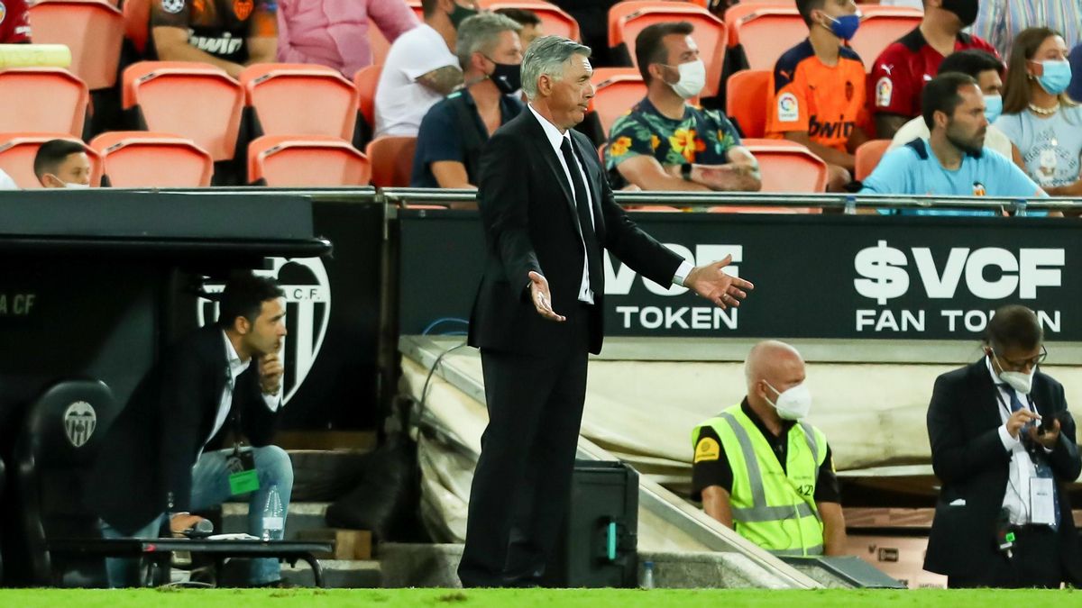 Carlo Ancelotti, en la banda de Mestalla durante el Valencia-Madrid. Carlo Ancelotti, en la banda de Mestalla durante el Valencia-Madrid.
