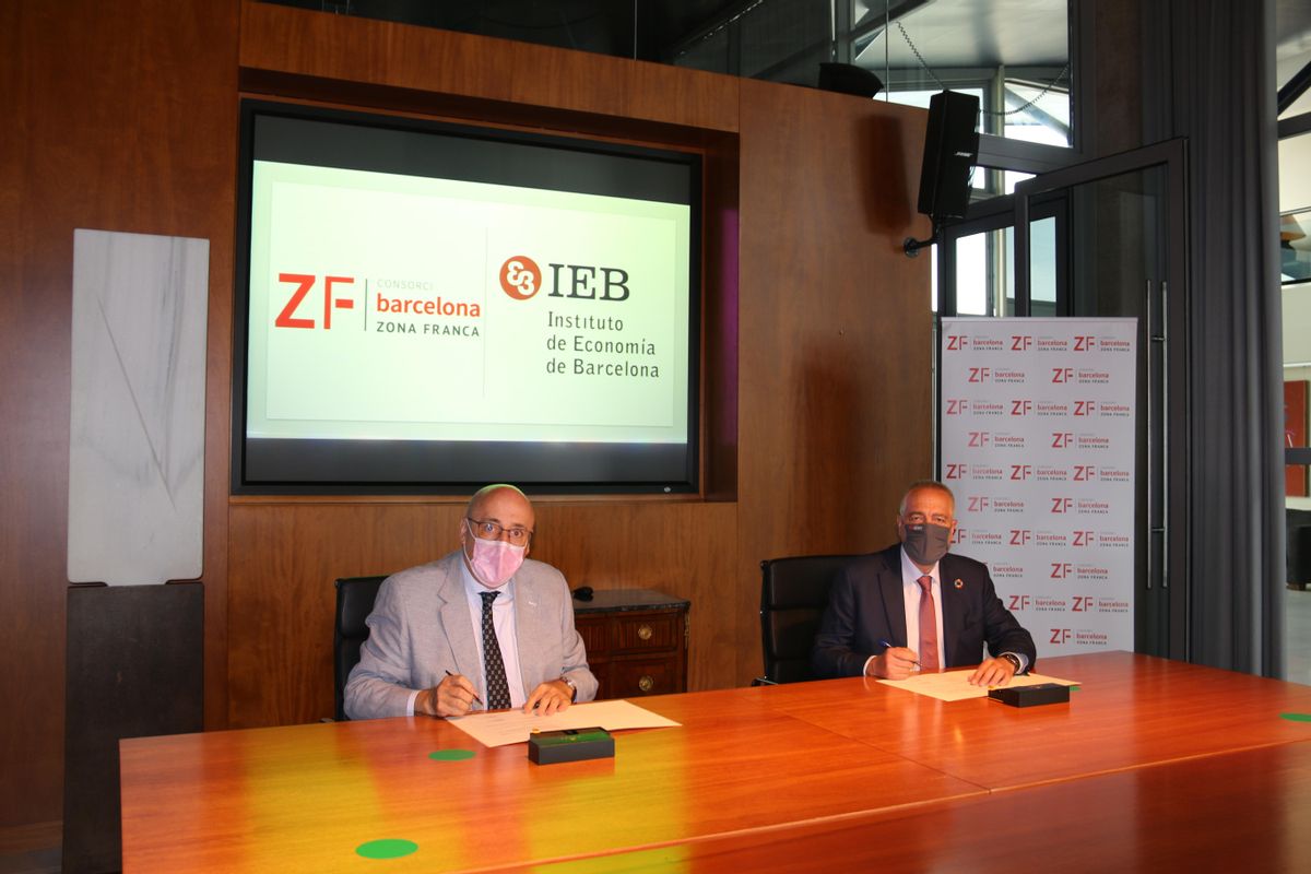 De izquierda a derecha, según la fotografía, Martí Parellada, presidente del IEB y Pere Navarro, delegado especial del Estado en el Consorci de la Zona Franca de Barcelona De izquierda a derecha, según la fotografía, Martí Parellada, presidente del IEB y Pere Navarro, delegado especial del Estado en el Consorci de la Zona Franca de Barcelona