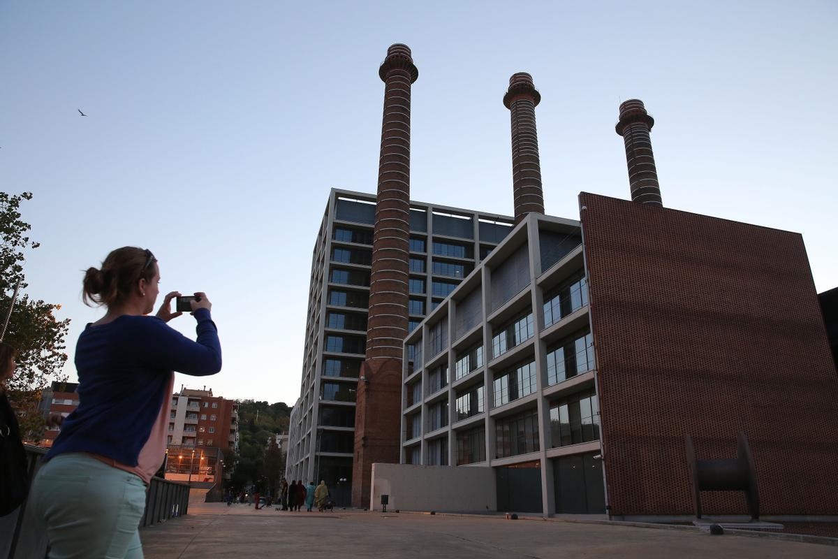 Las Tres Xemeneies del Paral·lel, en Barcelona, con los edificios en desuso que las flanquean.