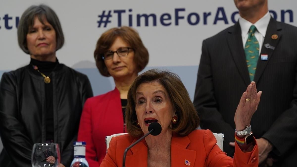 Nancy Pelosi, rodeada de congresistas americanos en la Cumbre de Madrid. Nancy Pelosi, rodeada de congresistas americanos en la Cumbre de Madrid.