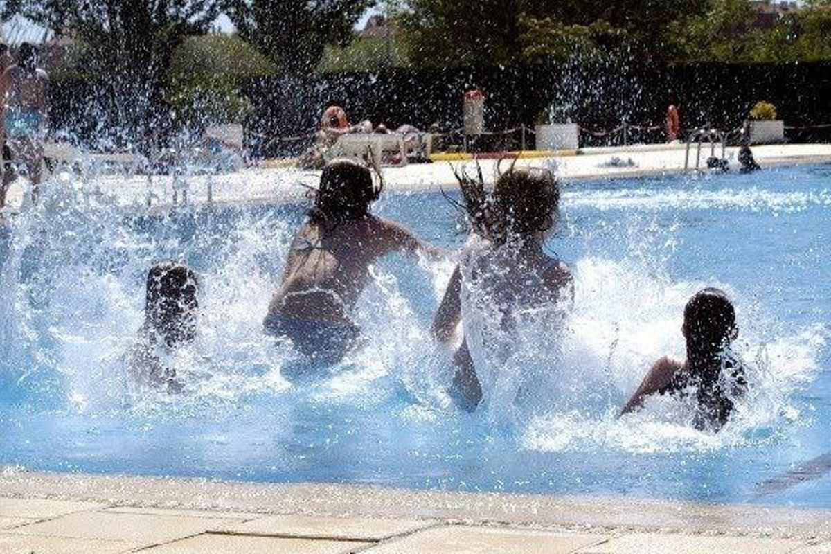 Baño en una piscina. Baño en una piscina.