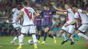  Lewandowski busca espacio para el chut entre la defensa rival durante el primer partido de liga 2022-23 entre el FC Barcelona (Barça) y el Rayo Vallecano. 