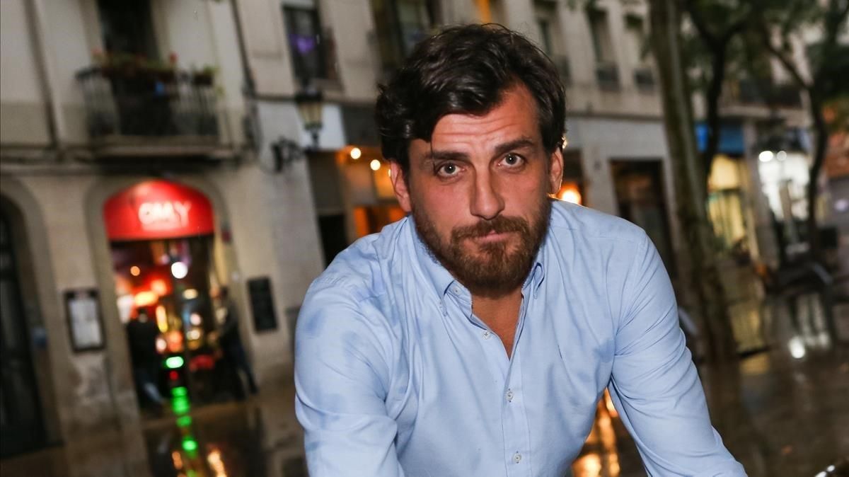 Fermín de la Calle, en una plaza de Sants, en Barcelona. Fermín de la Calle, en una plaza de Sants, en Barcelona.