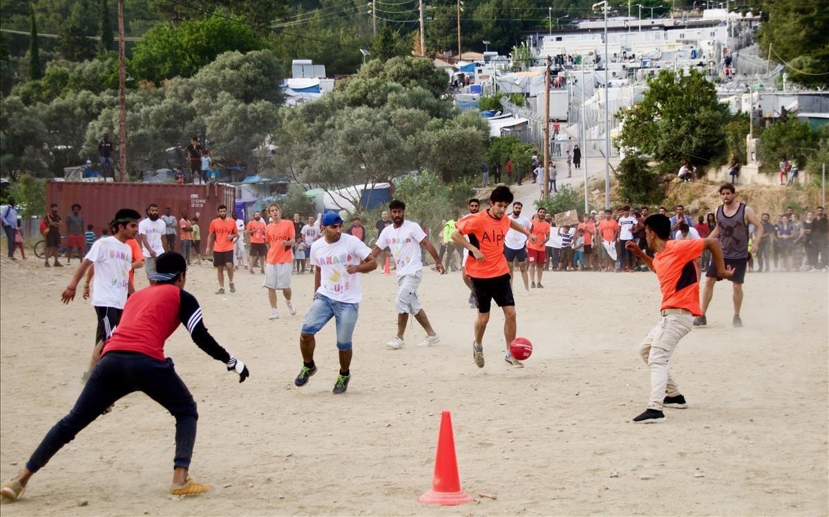Inmigrantes en la isla de Samos juegan un partido de fútbol.