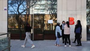La entrada de la sede del SAIER (Servicio de Atención a Inmigrantes, Emigrantes y Refugiados), en la calle de Tarragona, el pasado mes de marzo.