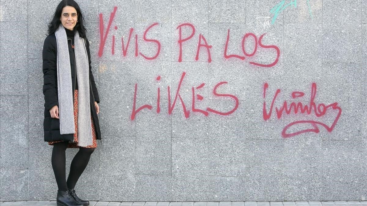 Isabel Aparici, junto a una de sus últimas ’adquisiciones’, en un muro de la plaza de las Glòries. Isabel Aparici, junto a una de sus últimas ’adquisiciones’, en un muro de la plaza de las Glòries.