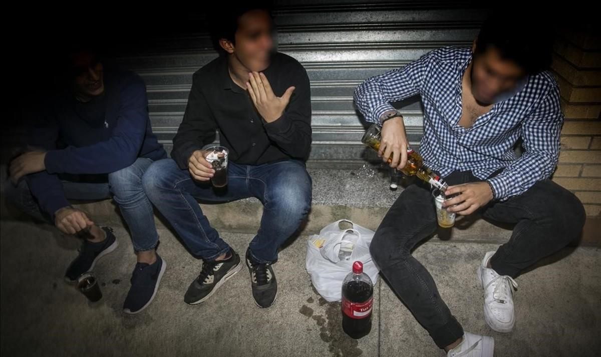 Unos chicos consumen alcohol en la calle en Mataró. Unos chicos consumen alcohol en la calle en Mataró.