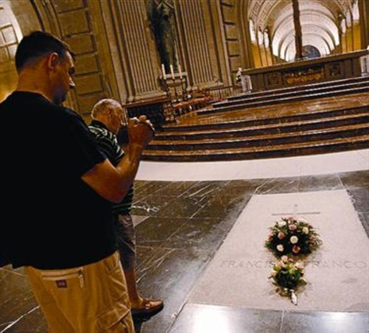Un turista graba la tumba de Franco, en el Valle de los Caídos.