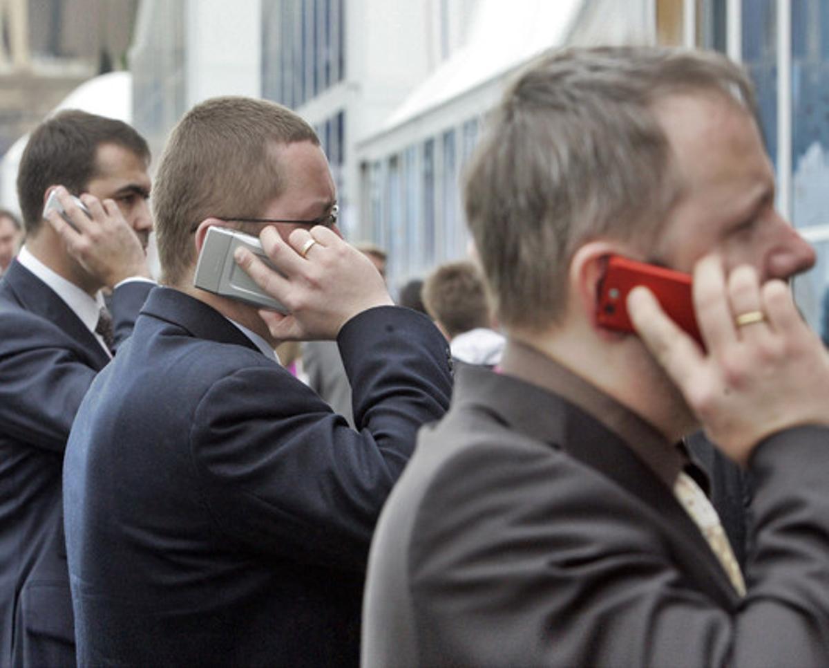 Tres visitantes del congreso internacional de telefonía móvil de Barcelona, en el 2007.