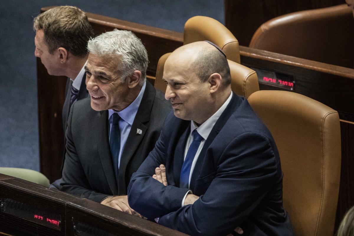 El ministro de Asuntos Exteriores de Israel, Yair Lapid, y el primer ministro israelí, Naftali Bennet, asisten a una sesión en la Knesset israelí para la votación de la disolución del gobierno. 