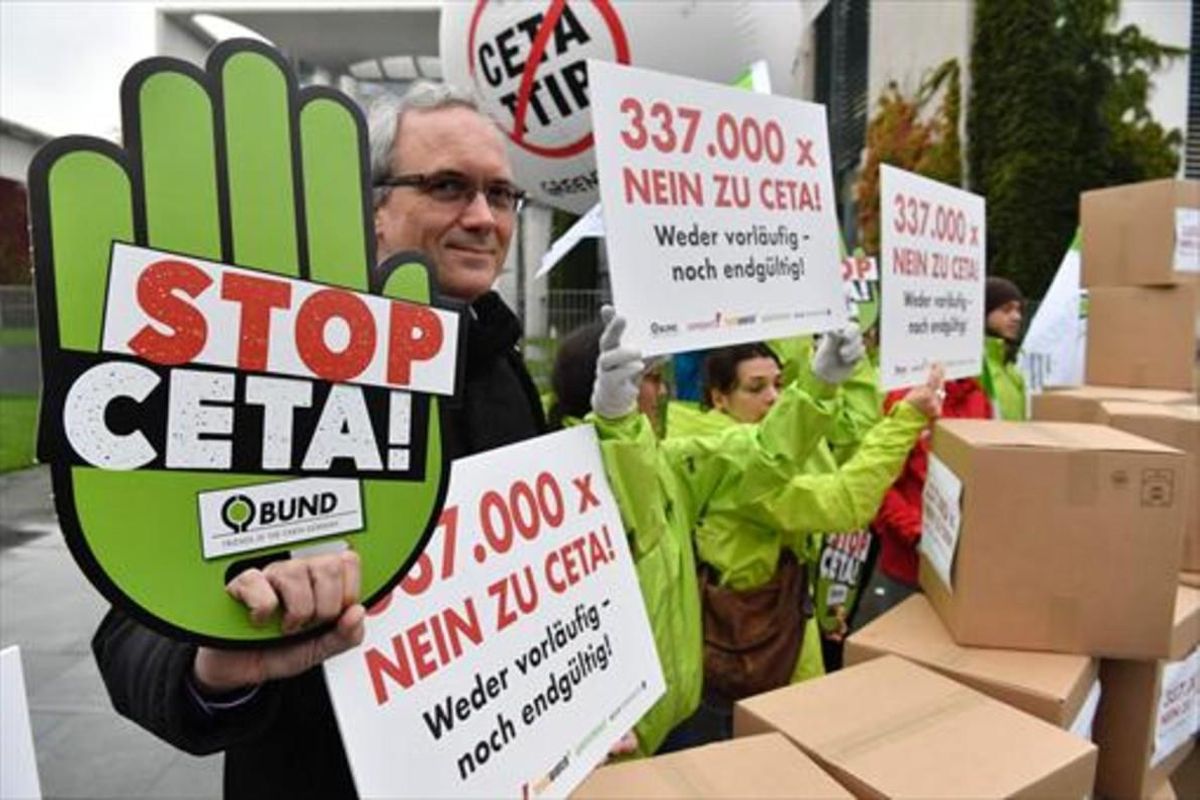 Ciudadanos contrarios al CETA y el TTIP se manifiestaron delante de la Cancillería alemana, en Berlín. Ciudadanos contrarios al CETA y el TTIP se manifiestaron delante de la Cancillería alemana, en Berlín.