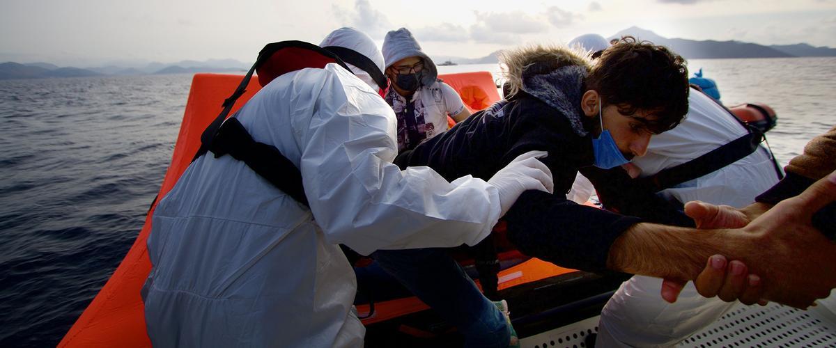 La guardia costera turca rescata a un grupo de refugiados en el mar Egeo.