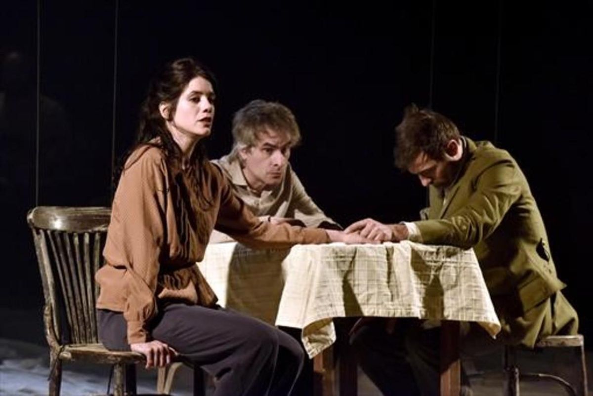 Miranda Gas, junto a Jacob Torres y frente a Borja Espinosa, en ’Els cors purs’. Miranda Gas, junto a Jacob Torres y frente a Borja Espinosa, en ’Els cors purs’.
