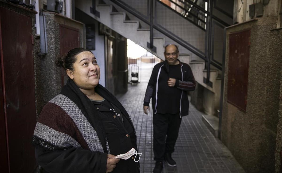 Milagros Ramírez y su marido en la puerta de su bloque, en Sant Roc.