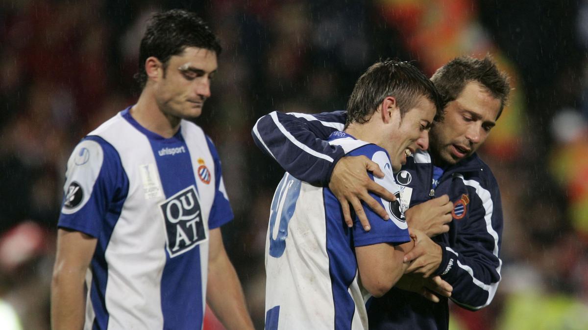 Tamudo consuela a Luis García en presencia de Riera tras la final de la UEFA perdida por el Espanyol contra el Sevilla el 16 de mayo de 2007.