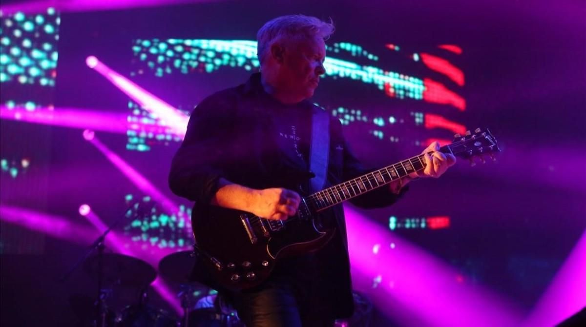 Bernard Summer, durante la actuación de New Order en el Sónar 2016. Bernard Summer, durante la actuación de New Order en el Sónar 2016.