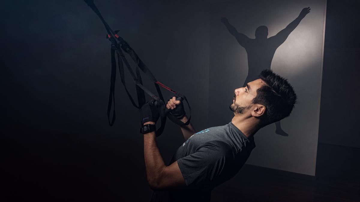 Gerard Torres, creador de la Casa del Training, realiza un ejercicio de fuerza de brazos. Gerard Torres, creador de la Casa del Training, realiza un ejercicio de fuerza de brazos.