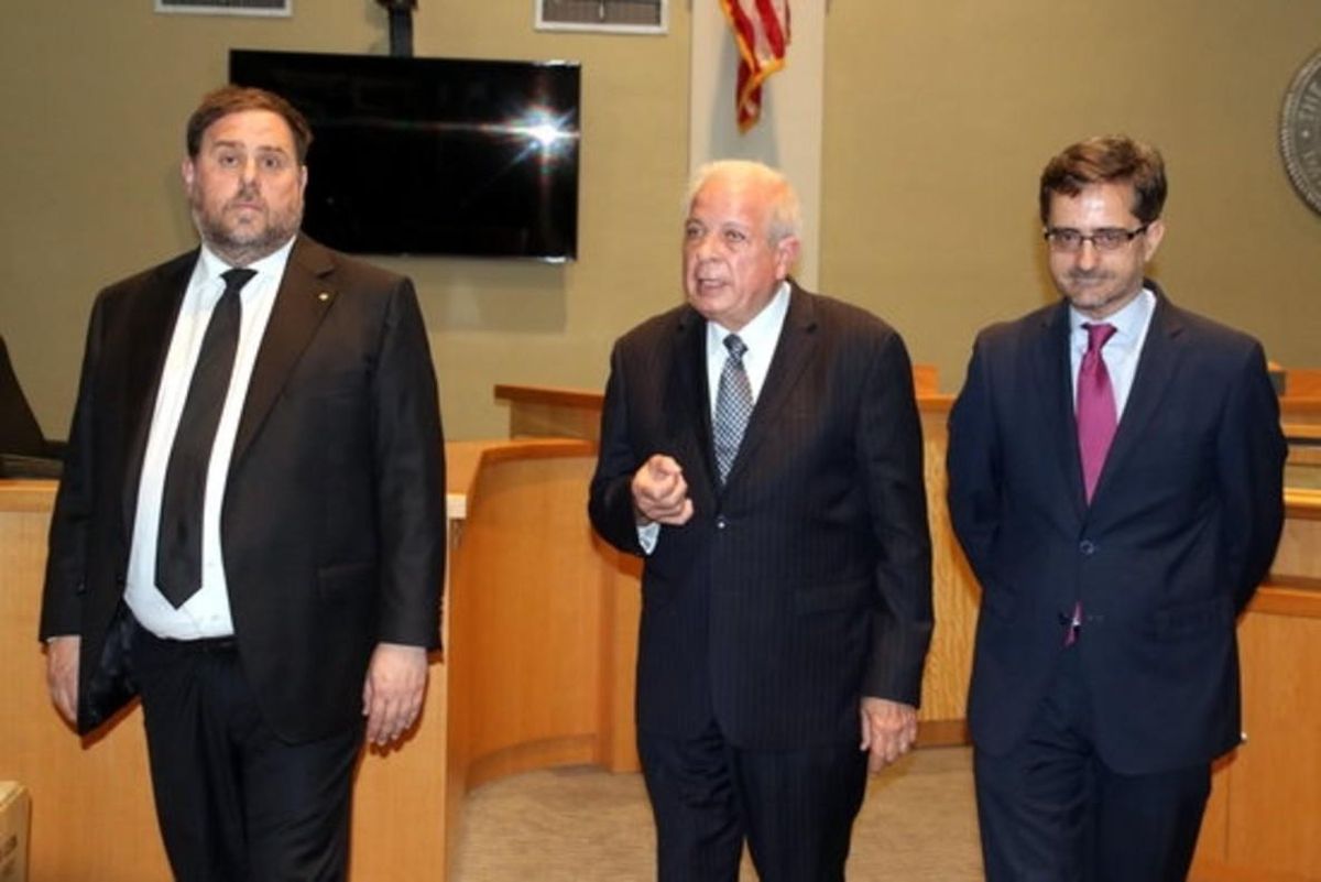 Oriol Junqueras, junto al alcalde de Miami, Tomás Regalado (centro), y el cónsul español en Florida, Cándido Creis, este lunes. Oriol Junqueras, junto al alcalde de Miami, Tomás Regalado (centro), y el cónsul español en Florida, Cándido Creis, este lunes.