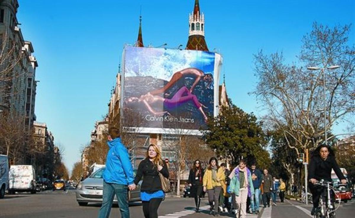 La Casa de les Punxes a la Diagonal, tapada amb una gran lona publicitària. La Casa de les Punxes a la Diagonal, tapada amb una gran lona publicitària.