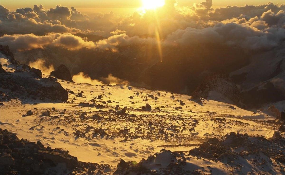 Un amanecer en el cerro Aconcagua, la montaña mas elevada de América, en los Andes Un amanecer en el cerro Aconcagua, la montaña mas elevada de América, en los Andes