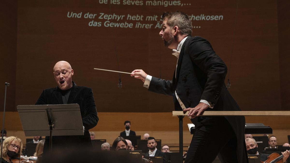 El director Matthias Pintscher y el barítono José Antonio López en un momento del concierto de la OBC el viernes. El director Matthias Pintscher y el barítono José Antonio López en un momento del concierto de la OBC el viernes.