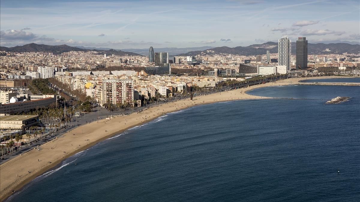Barcelona vista desde su litoral marítimo. Barcelona vista desde su litoral marítimo.
