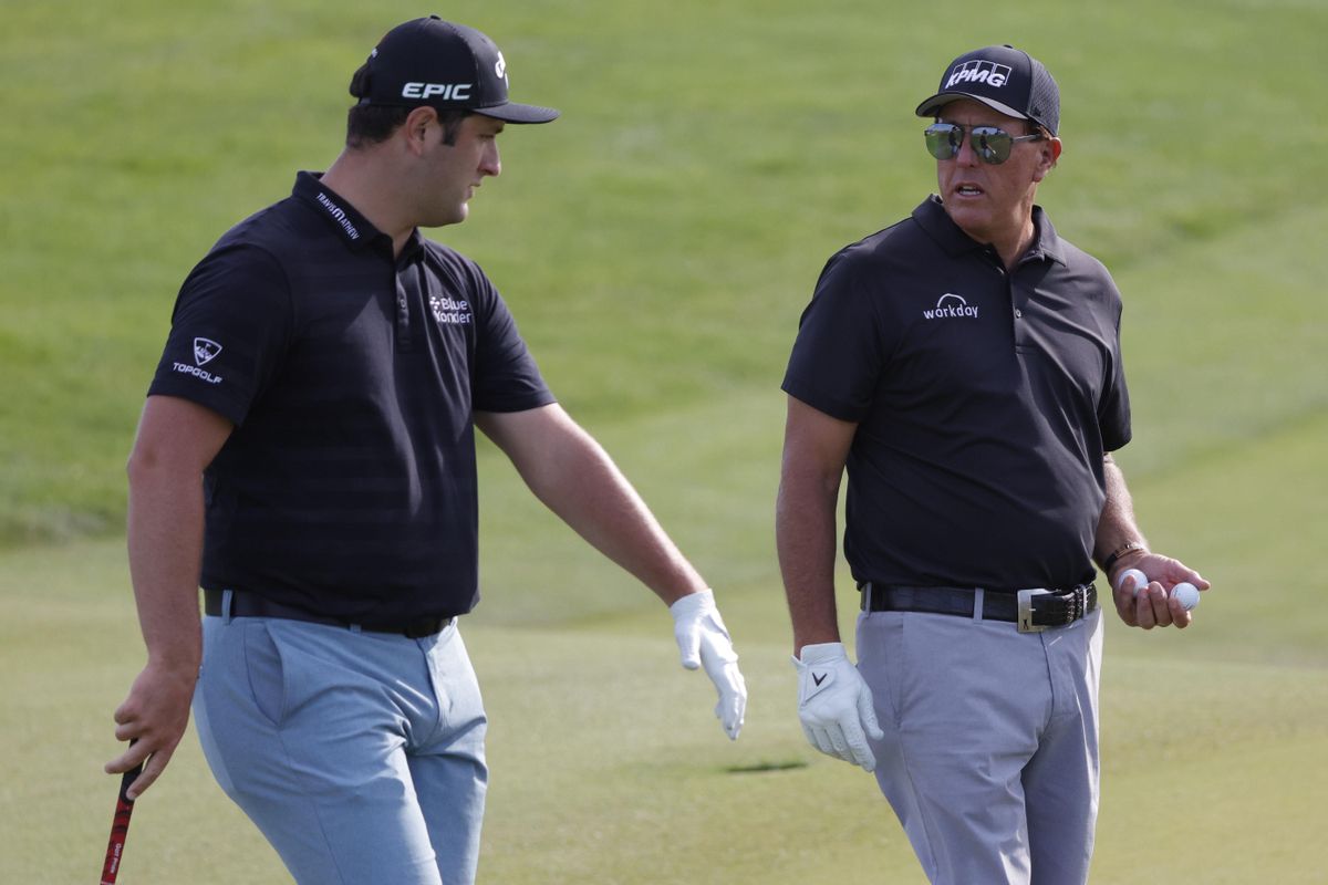 Rahm conversa con Phil Mickelson en una ronda de prácticas en Kiawah Island Rahm conversa con Phil Mickelson en una ronda de prácticas en Kiawah Island