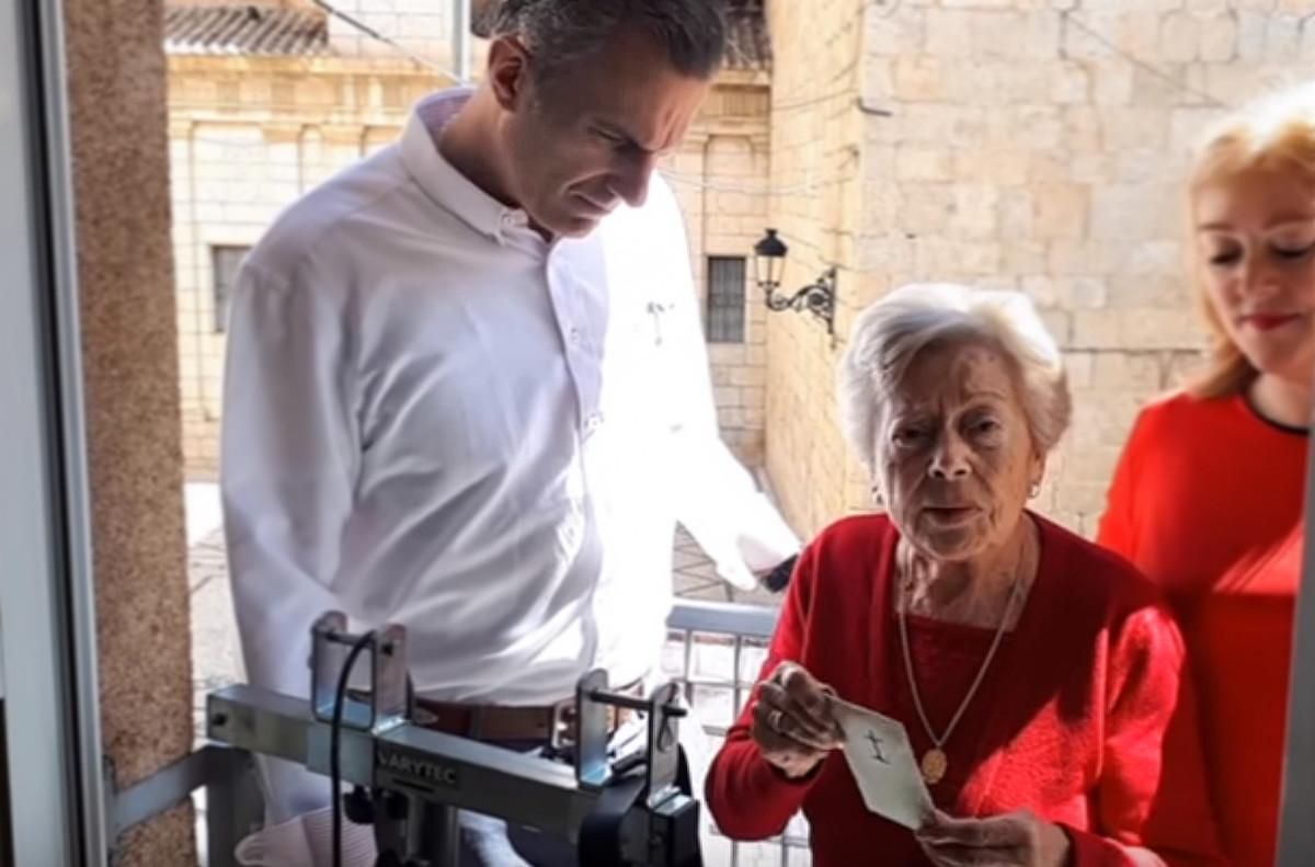 Javier Ortega, de Vox, con la vecina de Callosa de Segura. Javier Ortega, de Vox, con la vecina de Callosa de Segura.