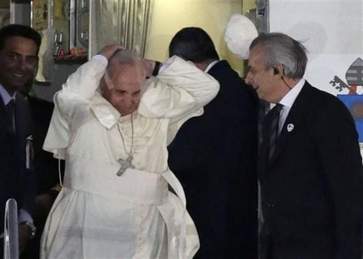 El papa Francico pierde su gorro al bajar del avión, este jueves en Manila. El papa Francico pierde su gorro al bajar del avión, este jueves en Manila.