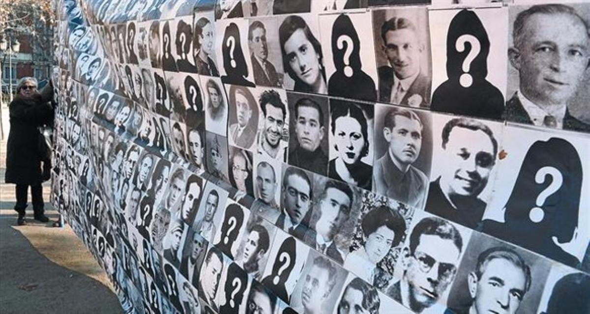 Desenes de fotos de víctimes del franquisme, exposades ahir a les portes del Suprem per vindicar la memòria històrica.