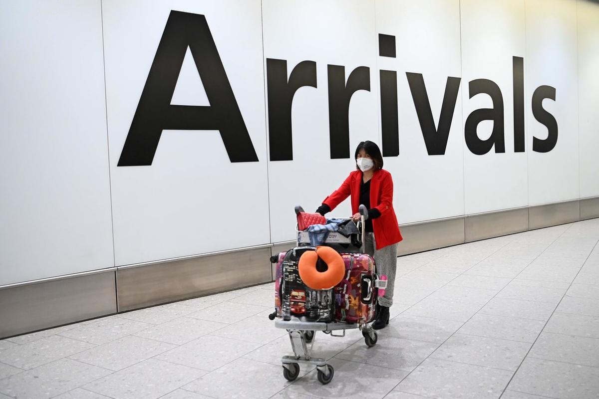 Una pasajera china recién llegada al aeropuerto de Heathrow, en Londres, este martes. Una pasajera china recién llegada al aeropuerto de Heathrow, en Londres, este martes.