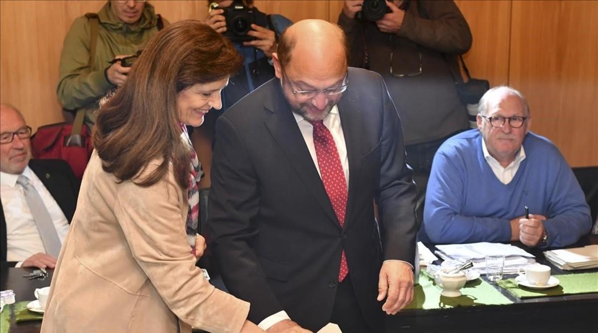 Martin Schulz vota junto con su esposa.