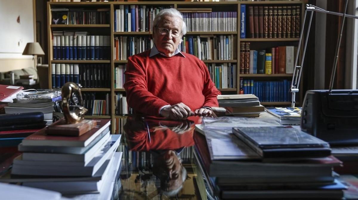 El arquitecto Oriol Bohigas, este martes, en el salón de su casa en la plaza Reial. El arquitecto Oriol Bohigas, este martes, en el salón de su casa en la plaza Reial.