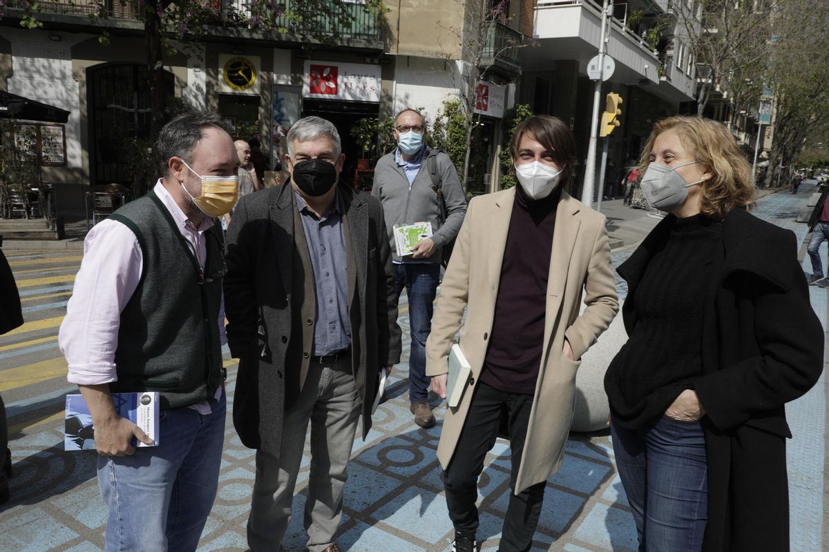 Joan Cañete, Jordi Mercader, Juan Soto Ivars y Emma Riverola en la reunión de escritores antes de la foto por Sant Jordi Joan Cañete, Jordi Mercader, Juan Soto Ivars y Emma Riverola en la reunión de escritores antes de la foto por Sant Jordi