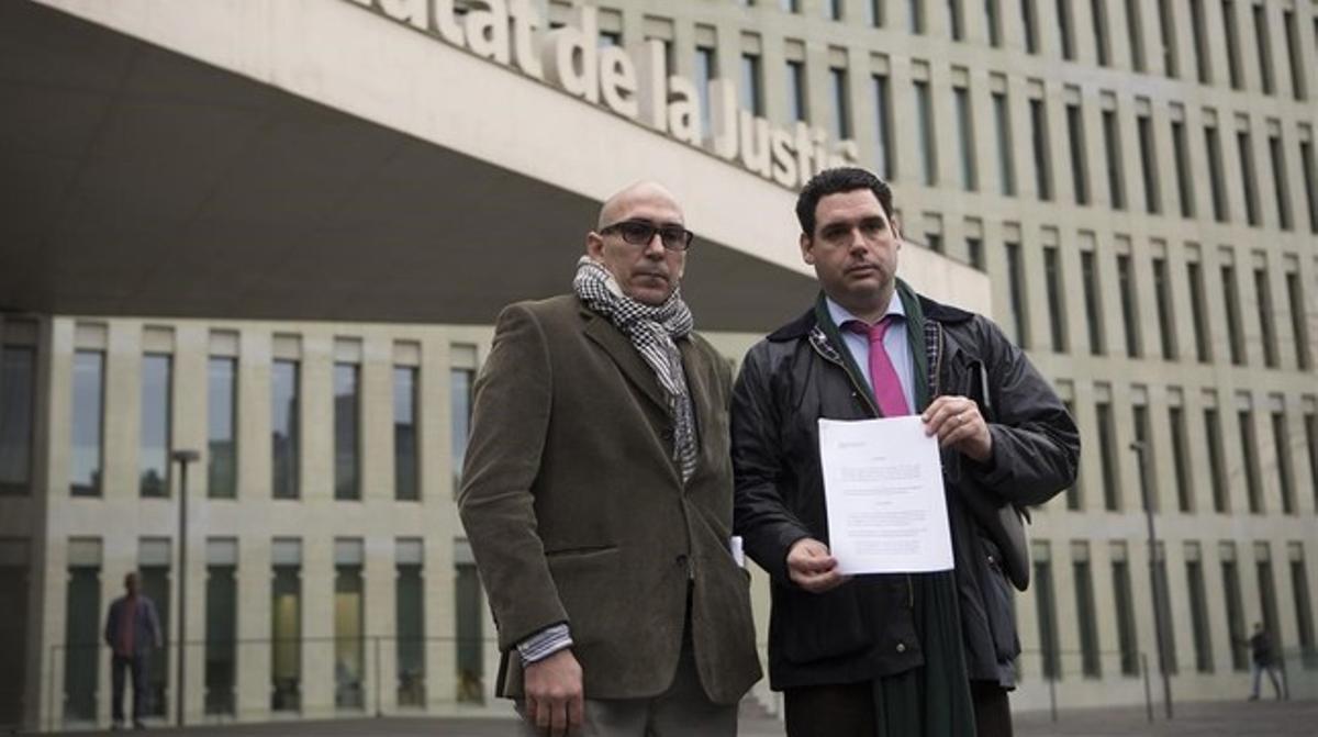De izquierda a derecha, Manuel B., padre de una de las víctimas de Benítez, y su abogado, Ibán Fernández.