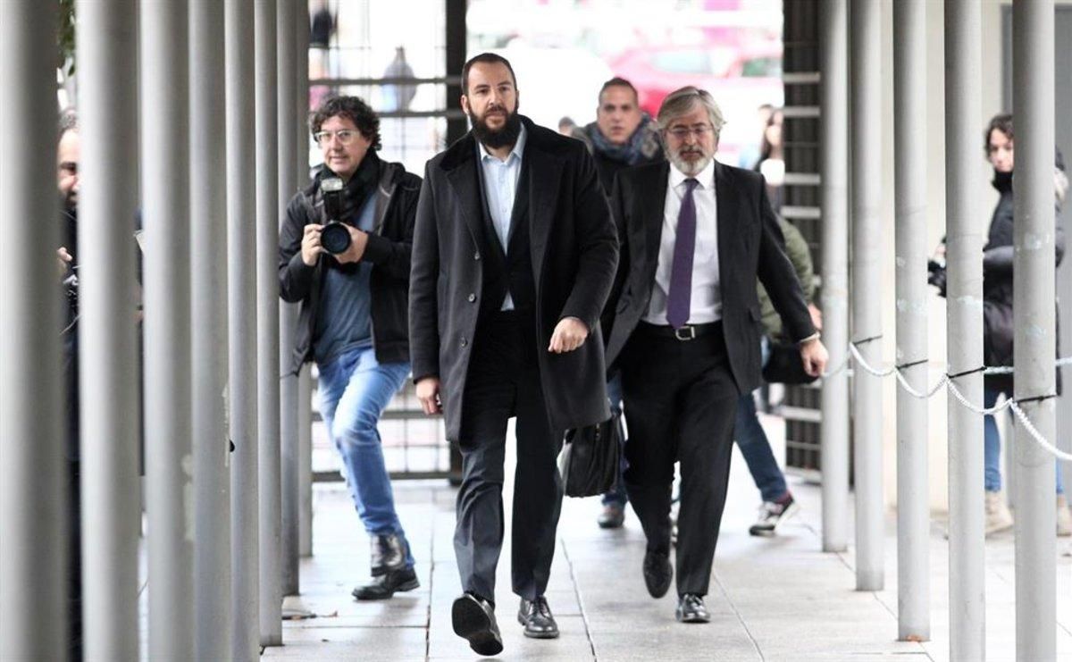 Borja Thyssen, junto a su abogado, a su llegada a los juzgados de lo Penal de Madrid. Borja Thyssen, junto a su abogado, a su llegada a los juzgados de lo Penal de Madrid.
