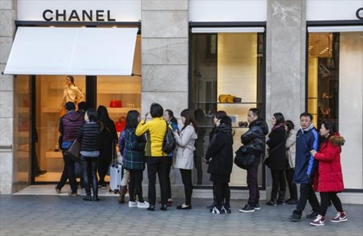 Cola de turistas japoneses en la tienda de artículos de lujo de Chanel en el paseo de Gràcia, el pasado febrero.