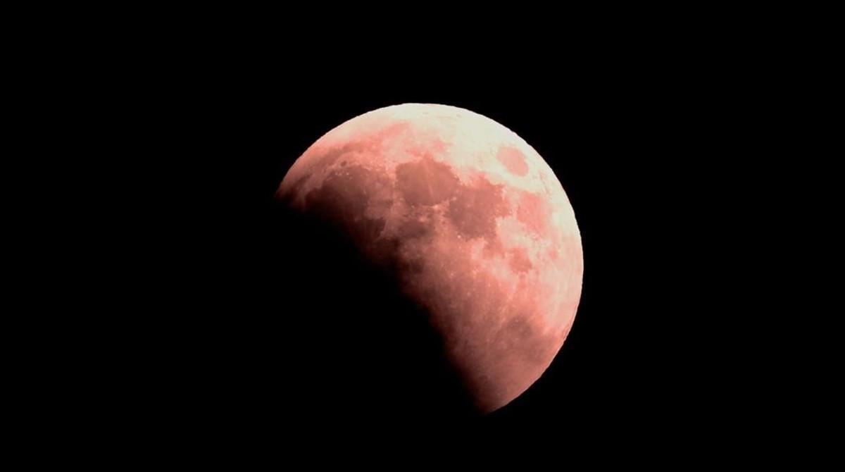 La luna, semi oscurecida y roja en Netanya, Israel. 