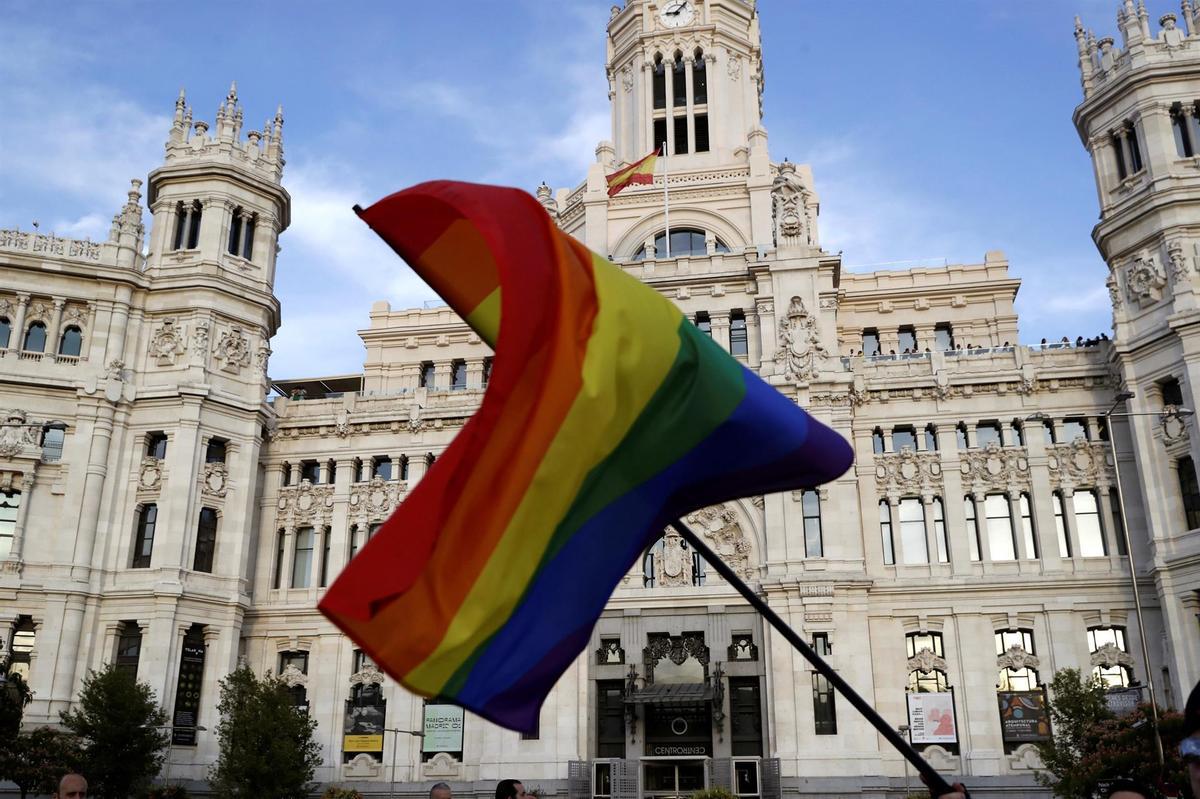 Alrededor de 25.000 personas han tomado parte en la marcha del Orgullo Gay en Madrid.