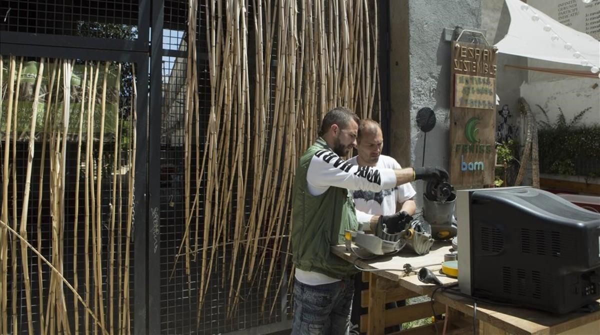 Talleres de reparacion en el barrio barcelonés del Raval impulsados por fundacion Feniss para luchar contra la obsolescencia programada. Talleres de reparacion en el barrio barcelonés del Raval impulsados por fundacion Feniss para luchar contra la obsolescencia programada.