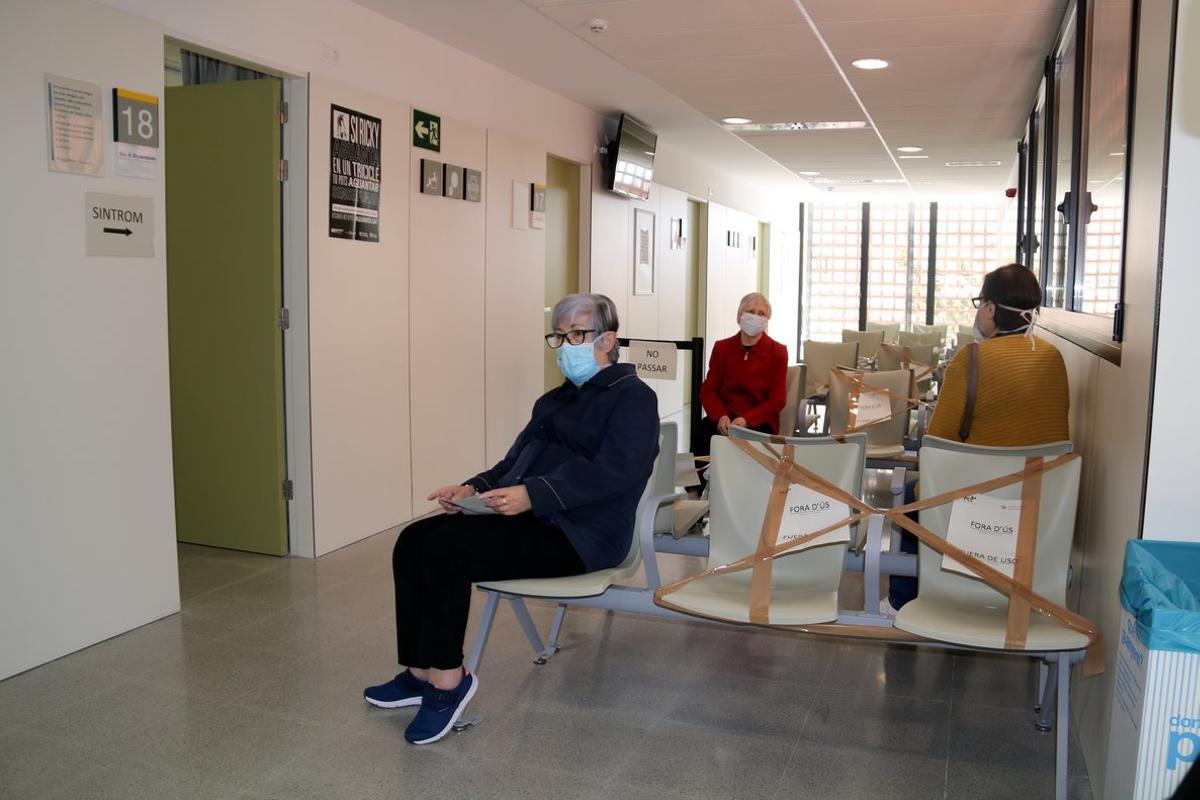 Pacientes en la sala de espera del CAP de Amposta, en Tarragona.