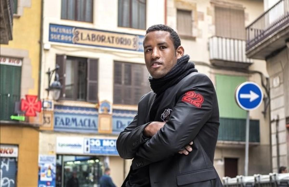Omar, este viernes, junto a la sede del CCAR en Barcelona, en pleno Raval. Omar, este viernes, junto a la sede del CCAR en Barcelona, en pleno Raval.
