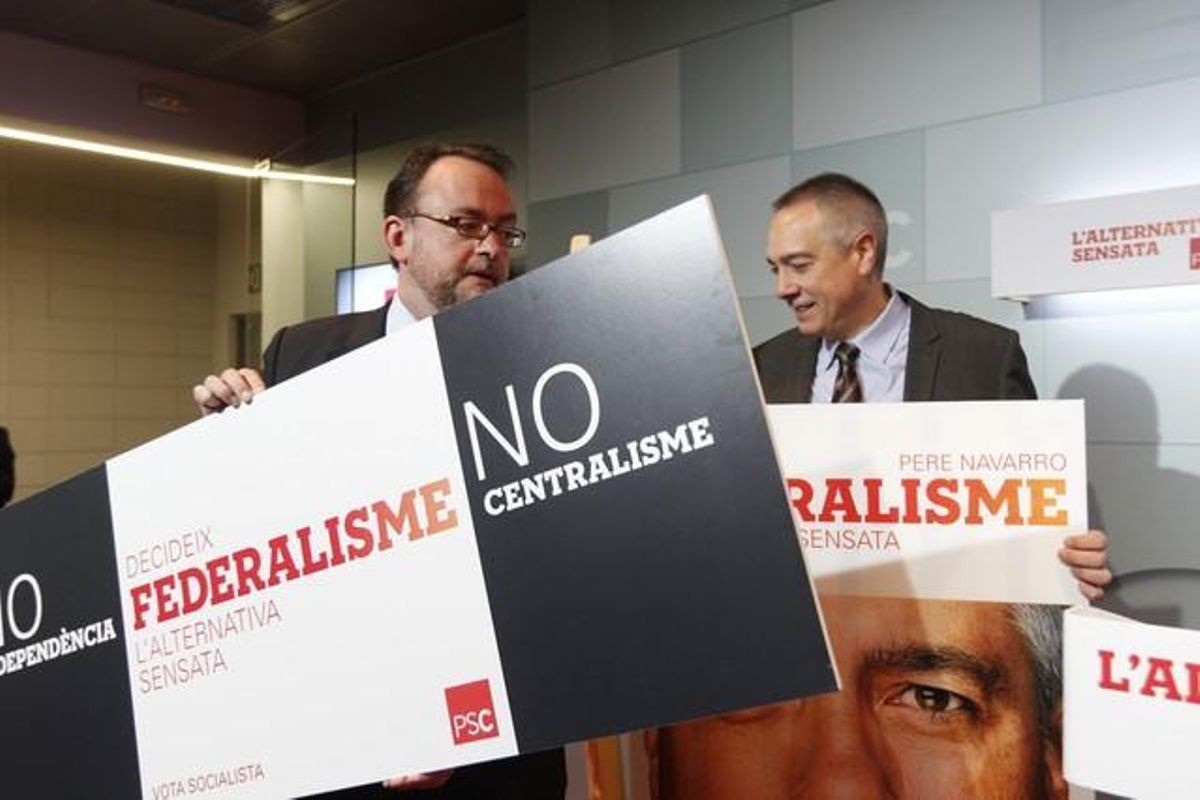 El jefe de campaña del PSC, Daniel Fernández, y el candidato, Pere Navarro, presentan este miércoles el lema y el cartel electoral del partido. El jefe de campaña del PSC, Daniel Fernández, y el candidato, Pere Navarro, presentan este miércoles el lema y el cartel electoral del partido.