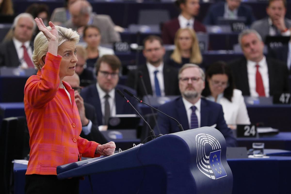 Imagen de la intervención de la presidenta de la Comisión Europea, Ursula von der Leyen, en el Parlamento Europeo. EFE/EPA/JULIEN WARNAND