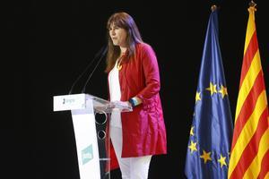  La presidenta de JxCat, Laura Borràs, da un discurso durante la jornada inaugural del II Congreso de JxCat, este sábado en L’Hospitalet de Llobregat, Barcelona.