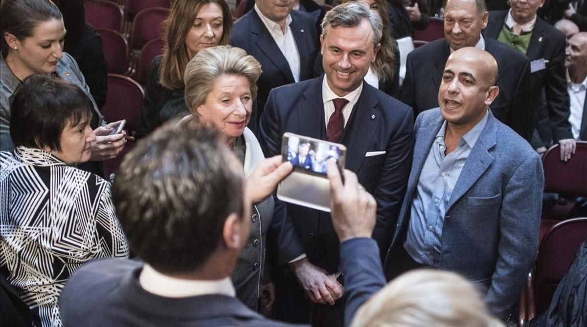 Hofer posa tras un mitin en Viena. Hofer posa tras un mitin en Viena.