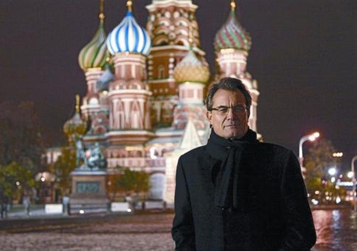 El ’president’, Artur Mas, ante la basílica de San Basilio de Moscú, ayer.
