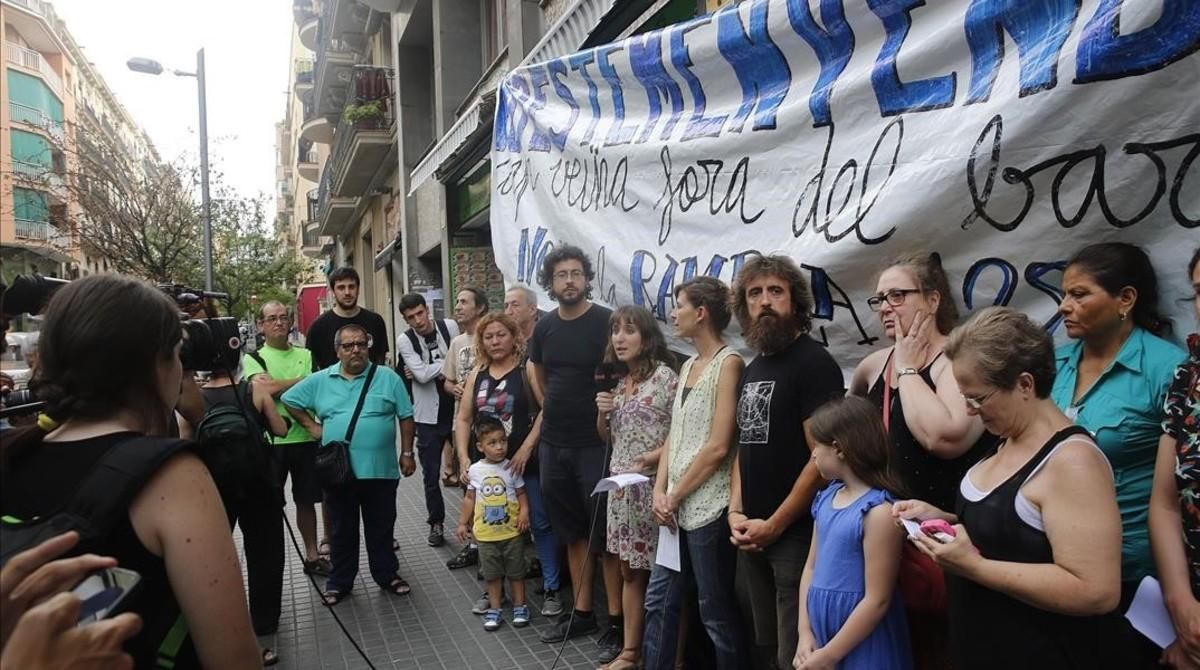 Vecinos del edificio de Nou de la Rambla 128 y miembros del Sindicat del Barri de Poble Sec, durante la asamblea de presentación de su causa. Vecinos del edificio de Nou de la Rambla 128 y miembros del Sindicat del Barri de Poble Sec, durante la asamblea de presentación de su causa.